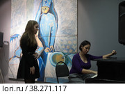 Ночь музеев в Балашихинской картинной галерее, Ксения Гирина репетирует с воспитанницей (2022 год). Редакционное фото, фотограф Дмитрий Неумоин / Фотобанк Лори