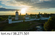 Вид с воздуха на Николо-Пешношский монастырь летним вечером на закате (2021 год). Стоковое фото, фотограф Pukhov K / Фотобанк Лори
