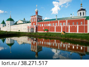 Николо-Пешношский монастырь и пруд перед стенами монастыря (2021 год). Стоковое фото, фотограф Pukhov K / Фотобанк Лори