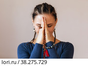 Женщина практикующая йогу, выполняет медитацию с приветственным символом намасте, держа в руках четки. Стоковое фото, фотограф Сергей Чайко / Фотобанк Лори