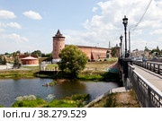 Река Коломенка, Запрудный мост и Коломенский кремль. Коломна. Московская область (2022 год). Редакционное фото, фотограф Сергей Афанасьев / Фотобанк Лори