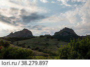 Панорама с горами на фоне синего неба. Скалы Крыма. День. Лето. Солнечно. (2022 год). Стоковое фото, фотограф Виктор Истомин / Фотобанк Лори