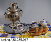 Чай из самовара и бублики с маком. Стоковое фото, фотограф Ольга Дмитренко / Фотобанк Лори