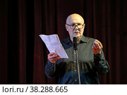 Заслуженный артист России, артист эстрады разговорного жанра, юморист, пародист Николай Лукинский (2022 год). Редакционное фото, фотограф Григорий Писоцкий / Фотобанк Лори