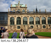 Экскурсия в Цвингер, Дрезден, Германия (2014 год). Редакционное фото, фотограф Елена Дробахина / Фотобанк Лори