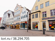 Ordinary people walk the Grosse Strasse, Flensburg (2017 год). Редакционное фото, фотограф EugeneSergeev / Фотобанк Лори