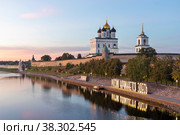 Псковский кремль и Троицкий собор. Россия начинается здесь. Вечер. Псков (2019 год). Редакционное фото, фотограф Александр Щепин / Фотобанк Лори