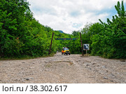 Туристы на внедорожнике возвращаются с водопада Джур-Джур (2022 год). Редакционное фото, фотограф Макаров Алексей / Фотобанк Лори