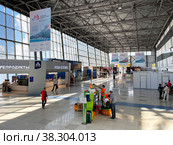 Упаковка багажа в аэропорту Кневичи. Россия, город Владивосток (2022 год). Редакционное фото, фотограф Овчинникова Ирина / Фотобанк Лори