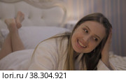 Girl actress of Slavic appearance in white shirt shows her emotions. Стоковое видео, видеограф Aleksandr Golubev / Фотобанк Лори