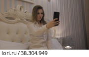 Girl actress of Slavic appearance in white shirt shows her emotions. Стоковое видео, видеограф Aleksandr Golubev / Фотобанк Лори