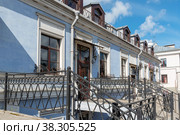 Дом по Советской набережной, 1/2 со стороны улицы Леона Поземского. Псков (2019 год). Редакционное фото, фотограф Александр Щепин / Фотобанк Лори