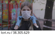 Girl in medical mask and rubber gloves on street. Стоковое видео, видеограф Aleksandr Golubev / Фотобанк Лори
