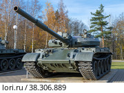 Советский танк Т-62М в в экспозиции музея "Прорыв блокады Ленинграда" солнечным октябрьским днем. Кировск, Ленинградская область (2022 год). Редакционное фото, фотограф Виктор Карасев / Фотобанк Лори