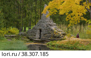 Екатерининский парк (Царское Село). Туфовый мост. Catherine Park (Tsarskoye Selo). The Tuff Bridge. (2021 год). Редакционное видео, видеограф Евгений Романов / Фотобанк Лори