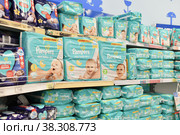 MOSCOW, RUSSIA July 14, 2022: A variety of packages with diapers for children. Pampers on a store window. Редакционное фото, фотограф Irina Kuchugurina/Gaudy / Фотобанк Лори