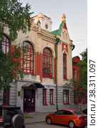 Facade of the old school. Редакционное фото, фотограф ArhSib / Фотобанк Лори