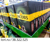 Coffee Jacobs in aluminium capsules on the shelf (2021 год). Редакционное фото, фотограф FotograFF / Фотобанк Лори