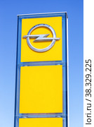 Opel dealership sign against the blue sky (2016 год). Редакционное фото, фотограф FotograFF / Фотобанк Лори
