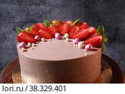 Вкусный торт с ягодами клубники и мятой на темном фоне. Стоковое фото, фотограф Яна Королёва / Фотобанк Лори