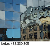 Отражение. Фасад здания Конгресс-отеля Амакс. г. Рязань (2022 год). Редакционное фото, фотограф Заворотный Владимир Петрович / Фотобанк Лори