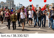 Шествие общественного движения "Бессмертный полк" в память о 27 миллионах соотечественников, погибших в Великой Отечественной войне. Москва, Россия (2016 год). Редакционное фото, фотограф Наталья Волкова / Фотобанк Лори