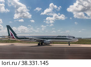 Aircraft company "Alitalia" on the airfield  of the airport Fiumicino (Leonardo Da Vinci). Rome, Italy (2017 год). Редакционное фото, фотограф Наталья Волкова / Фотобанк Лори