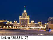 View of night winter Moscow with the Bolshoi Moskvoretsky bridge. The frozen Moskva River, Bolshoy ustinsky bridge and high-rise building on Kotelnicheskaya embankment. Russia (2018 год). Стоковое фото, фотограф Наталья Волкова / Фотобанк Лори