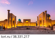 View of Registan square in Samarkand - the main square with Ulugbek madrasah, Sherdor madrasah and Tillya-Kari madrasah at sunset. Uzbekistan (2019 год). Стоковое фото, фотограф Наталья Волкова / Фотобанк Лори