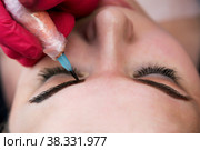 Permanent makeup procedure. Стоковое фото, фотограф Юлия Тарасова / Фотобанк Лори