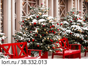 Christmas decoration of the streets in classic red and green tones. Beautiful festive landscapes in Moscow on Tverskaya street. Decorated Christmas trees. (2018 год). Стоковое фото, фотограф Photojuli / Фотобанк Лори