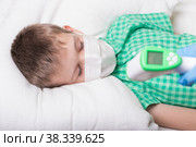 Спящему мальчику меряют температуру. Стоковое фото, фотограф Скляров Роман / Фотобанк Лори