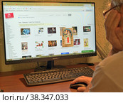 Антикварная новогодняя открытка на сайте фотобанка Лори, рассматриваемая клиентом банка на домашнем компьютере (2022 год). Редакционное фото, фотограф Владимир Литвинов / Фотобанк Лори