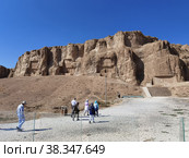 Туристы осматривают Накше-Ростам (Иран) (2022 год). Редакционное фото, фотограф Максим Гулячик / Фотобанк Лори