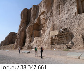 Туристы осматривают Накше-Ростам (Иран) (2022 год). Редакционное фото, фотограф Максим Гулячик / Фотобанк Лори
