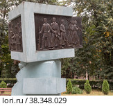 Город Алексин, Тульская область. Площадь Победы, 21. Барельефы на памятнике труженикам тыла в сквере у заводоуправления Алексинского химкомбината (2022 год). Редакционное фото, фотограф Наталья Николаева / Фотобанк Лори