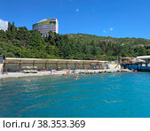 Люди отдыхают на пляже в поселке Утес, Крым (2022 год). Редакционное фото, фотограф Мария Кылосова / Фотобанк Лори