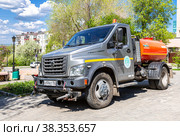 Truck Gazon Next at the city street in summer day (2021 год). Редакционное фото, фотограф FotograFF / Фотобанк Лори