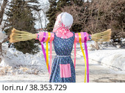 Shrovetide doll prepared for burning at the winter farewell festival Maslenitsa (2018 год). Редакционное фото, фотограф FotograFF / Фотобанк Лори