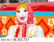 Big doll for the burning as symbol of winter during the Maslenitsa or Pancake Week (2018 год). Редакционное фото, фотограф FotograFF / Фотобанк Лори