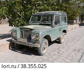 Ретро автомобиль Lend-Rover в Иране (2022 год). Редакционное фото, фотограф Максим Гулячик / Фотобанк Лори