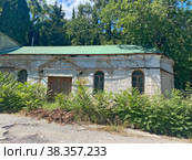 Церковь Вознесения в усадьбе Карасан, поселок Партенит, Крым (2022 год). Редакционное фото, фотограф Мария Кылосова / Фотобанк Лори
