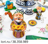 Smiling Central Asian man with flat breads in national costume (2019 год). Редакционное фото, фотограф FotograFF / Фотобанк Лори
