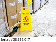 Warning sign Wet floor at the Svetofor retail discounter (2021 год). Редакционное фото, фотограф FotograFF / Фотобанк Лори