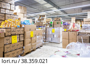 Interior of the retail discounter Svetofor (2021 год). Редакционное фото, фотограф FotograFF / Фотобанк Лори