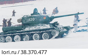 Военно-историческая реконструкция. Наступление советских танков. Редакционное видео, видеограф tyler1 / Фотобанк Лори