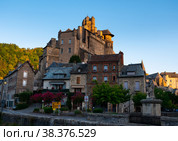 Landscape of French village of Estaing on bank of Lot river with medieval Chateau. Стоковое фото, фотограф Яков Филимонов / Фотобанк Лори