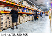 Interior of the retail discounter Mayak (2021 год). Редакционное фото, фотограф FotograFF / Фотобанк Лори