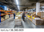 Interior of the retail discounter Mayak (2021 год). Редакционное фото, фотограф FotograFF / Фотобанк Лори