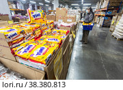 Interior of the retail discounter Mayak (2021 год). Редакционное фото, фотограф FotograFF / Фотобанк Лори